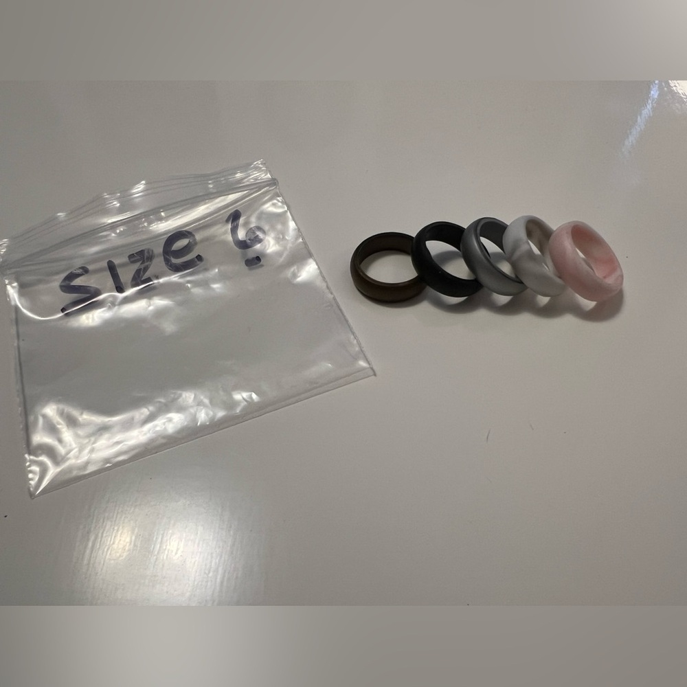 21 SILICON RINGS, FOUR SIZES, NEW